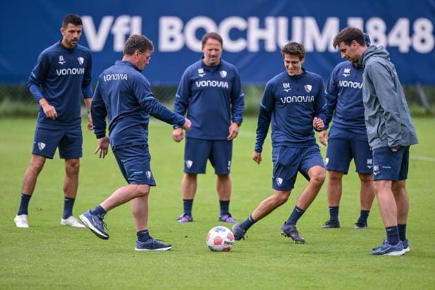 17.07.2025, Fussball, Saison 2025 2026, 2. Bundesliga, Vorbereitung, Sommertrainingslager des VfL Bochum in Scheffau am Wilden Kaiser, Das Trainerteam kickt eine Runde für sich. Trainer Dieter Hecking (VfL Bochum 1848), Videoanalyst Robin Mehring (VfL Bochum 1848) xRHR-FOTO YYx