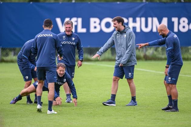 17.07.2025, Fussball, Saison 2025 2026, 2. Bundesliga, Vorbereitung, Sommertrainingslager des VfL Bochum in Scheffau am Wilden Kaiser, Das Trainerteam kickt eine Runde für sich. Trainer Dieter Hecking (VfL Bochum 1848) kickt mit. xRHR-FOTO YYx