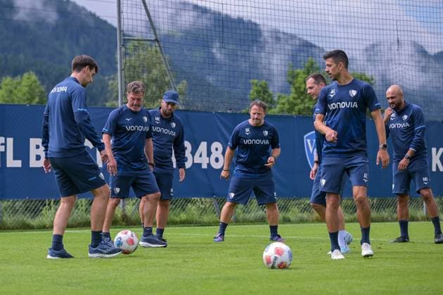 17.07.2025, Fussball, Saison 2025 2026, 2. Bundesliga, Vorbereitung, Sommertrainingslager des VfL Bochum in Scheffau am Wilden Kaiser, Das Trainerteam kickt eine Runde für sich. Trainer Dieter Hecking (VfL Bochum 1848) kickt mit. xRHR-FOTO YYx