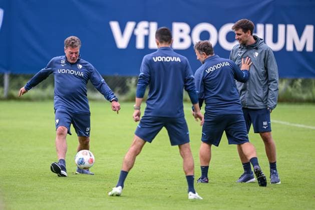 17.07.2025, Fussball, Saison 2025 2026, 2. Bundesliga, Vorbereitung, Sommertrainingslager des VfL Bochum in Scheffau am Wilden Kaiser, Das Trainerteam kickt eine Runde für sich. Trainer Dieter Hecking (VfL Bochum 1848) kickt mit. xRHR-FOTO YYx