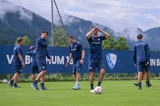 17.07.2025, Fussball, Saison 2025 2026, 2. Bundesliga, Vorbereitung, Sommertrainingslager des VfL Bochum in Scheffau am Wilden Kaiser, Das Trainerteam kickt eine Runde für sich. Trainer Dieter Hecking (VfL Bochum 1848) kickt mit. Co-Trainer Anthony Losilla (VfL Bochum 1848) xRHR-FOTO YYx
