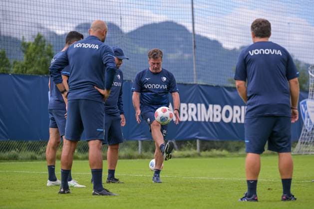 17.07.2025, Fussball, Saison 2025 2026, 2. Bundesliga, Vorbereitung, Sommertrainingslager des VfL Bochum in Scheffau am Wilden Kaiser, Das Trainerteam kickt eine Runde für sich. Trainer Dieter Hecking (VfL Bochum 1848) kickt mit. Co-Trainer Anthony Losilla (VfL Bochum 1848) xRHR-FOTO YYx