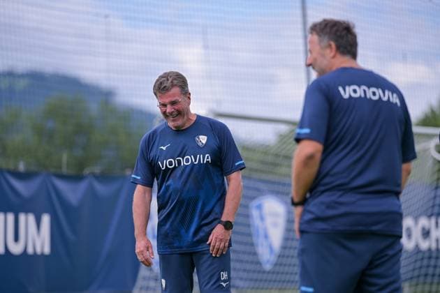 17.07.2025, Fussball, Saison 2025 2026, 2. Bundesliga, Vorbereitung, Sommertrainingslager des VfL Bochum in Scheffau am Wilden Kaiser, Das Trainerteam kickt eine Runde für sich. Trainer Dieter Hecking (VfL Bochum 1848) kickt mit. Co-Trainer Anthony Losilla (VfL Bochum 1848) xRHR-FOTO YYx