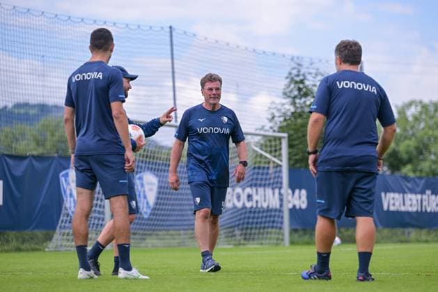 17.07.2025, Fussball, Saison 2025 2026, 2. Bundesliga, Vorbereitung, Sommertrainingslager des VfL Bochum in Scheffau am Wilden Kaiser, Das Trainerteam kickt eine Runde für sich. Trainer Dieter Hecking (VfL Bochum 1848) kickt mit. Co-Trainer Anthony Losilla (VfL Bochum 1848) xRHR-FOTO YYx