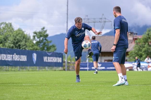 17.07.2025, Fussball, Saison 2025 2026, 2. Bundesliga, Vorbereitung, Sommertrainingslager des VfL Bochum in Scheffau am Wilden Kaiser, Das Trainerteam kickt eine Runde für sich. Trainer Dieter Hecking (VfL Bochum 1848) kickt mit. Co-Trainer Anthony Losilla (VfL Bochum 1848) xRHR-FOTO YYx