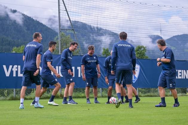 17.07.2025, Fussball, Saison 2025 2026, 2. Bundesliga, Vorbereitung, Sommertrainingslager des VfL Bochum in Scheffau am Wilden Kaiser, Das Trainerteam kickt eine Runde für sich. Trainer Dieter Hecking (VfL Bochum 1848) kickt mit. Co-Trainer Anthony Losilla (VfL Bochum 1848) xRHR-FOTO YYx