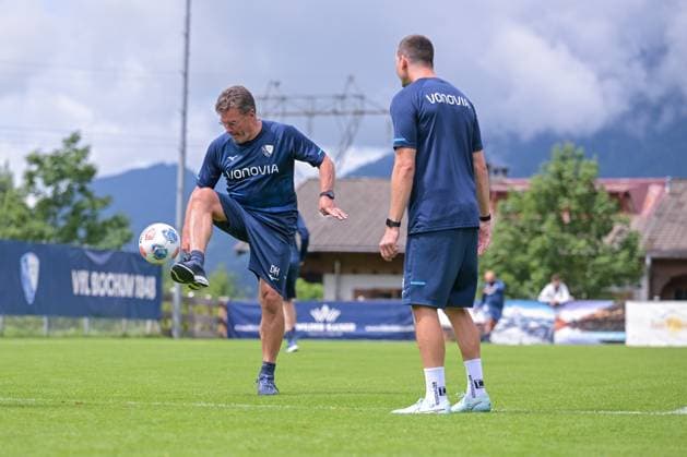17.07.2025, Fussball, Saison 2025 2026, 2. Bundesliga, Vorbereitung, Sommertrainingslager des VfL Bochum in Scheffau am Wilden Kaiser, Das Trainerteam kickt eine Runde für sich. Trainer Dieter Hecking (VfL Bochum 1848) kickt mit. Co-Trainer Anthony Losilla (VfL Bochum 1848) xRHR-FOTO YYx