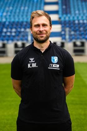 Spielanalyst Kevin Waliczek, 1. FC Magdeburg - 2. Fussball Bundesliga Porträttermin 2. BL 2025 2026 offizieller Fototermin 1. FC Magdeburg in der Avnet Arena in Magdeburg - Porträt, Portrait, Einzelbild, Deutschland, Fussball, Maenner, GER, 16.07.2025