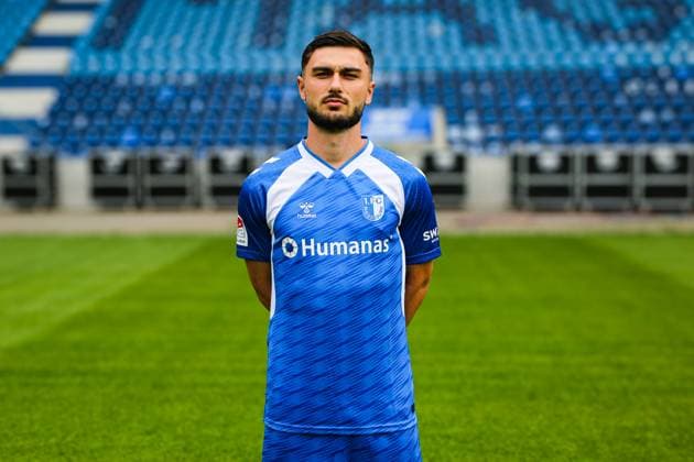 Samuel Loric, 1. FC Magdeburg - 2. Fussball Bundesliga Porträttermin 2. BL 2025 2026 offizieller Fototermin 1. FC Magdeburg in der Avnet Arena in Magdeburg - Porträt, Portrait, Einzelbild, Deutschland, Fussball, Maenner, GER, 16.07.2025