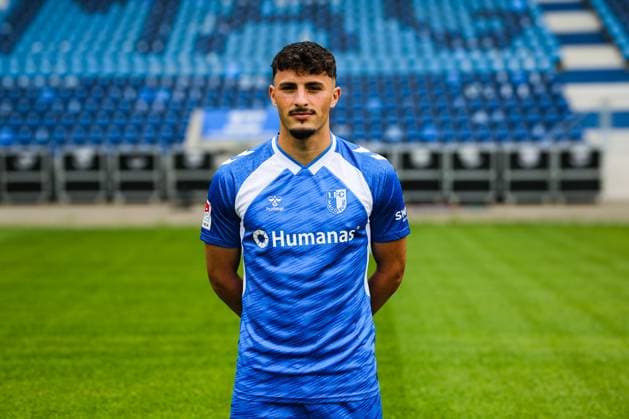 Eldin Dzogovic, 1. FC Magdeburg - 2. Fussball Bundesliga Porträttermin 2. BL 2025 2026 offizieller Fototermin 1. FC Magdeburg in der Avnet Arena in Magdeburg - Porträt, Portrait, Einzelbild, Deutschland, Fussball, Maenner, GER, 16.07.2025