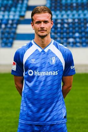 Alexander Ahl Holmström, 1. FC Magdeburg - 2. Fussball Bundesliga Porträttermin 2. BL 2025 2026 offizieller Fototermin 1. FC Magdeburg in der Avnet Arena in Magdeburg - Porträt, Portrait, Einzelbild, Deutschland, Fussball, Maenner, GER, 16.07.2025