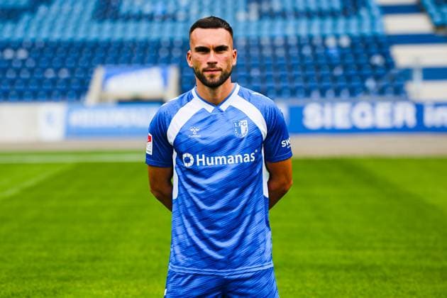 Emir Kuhinja, 1. FC Magdeburg - 2. Fussball Bundesliga Porträttermin 2. BL 2025 2026 offizieller Fototermin 1. FC Magdeburg in der Avnet Arena in Magdeburg - Porträt, Portrait, Einzelbild, Deutschland, Fussball, Maenner, GER, 16.07.2025