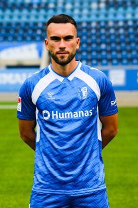 Emir Kuhinja, 1. FC Magdeburg - 2. Fussball Bundesliga Porträttermin 2. BL 2025 2026 offizieller Fototermin 1. FC Magdeburg in der Avnet Arena in Magdeburg - Porträt, Portrait, Einzelbild, Deutschland, Fussball, Maenner, GER, 16.07.2025