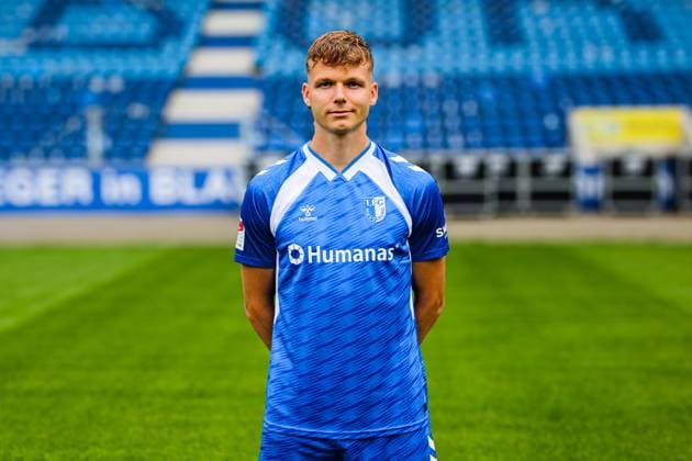 Philipp Hercher, 1. FC Magdeburg - 2. Fussball Bundesliga Porträttermin 2. BL 2025 2026 offizieller Fototermin 1. FC Magdeburg in der Avnet Arena in Magdeburg - Porträt, Portrait, Einzelbild, Deutschland, Fussball, Maenner, GER, 16.07.2025