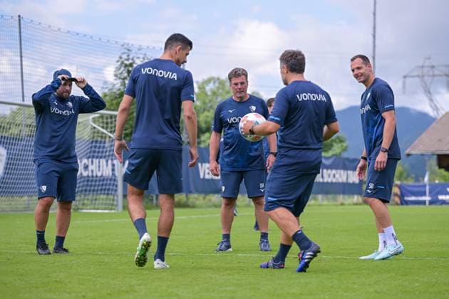 17.07.2025, Fussball, Saison 2025 2026, 2. Bundesliga, Vorbereitung, Sommertrainingslager des VfL Bochum in Scheffau am Wilden Kaiser, Das Trainerteam kickt eine Runde für sich. Trainer Dieter Hecking (VfL Bochum 1848) kickt mit. Co-Trainer Anthony Losilla (VfL Bochum 1848) xRHR-FOTO YYx