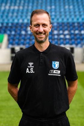 Co-Trainer Andreas Schumacher, 1. FC Magdeburg - 2. Fussball Bundesliga Porträttermin 2. BL 2025 2026 offizieller Fototermin 1. FC Magdeburg in der Avnet Arena in Magdeburg - Porträt, Portrait, Einzelbild, Deutschland, Fussball, Maenner, GER, 16.07.2025