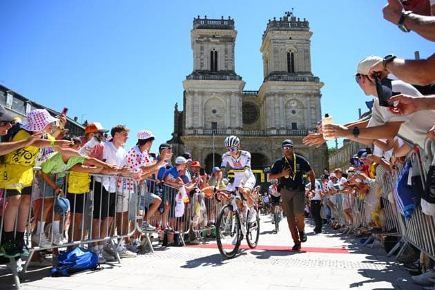 Tour de France 2025 Stage 12 HAUTACAM, FRANCE - JULY 17 : Pogacar Tadej (SLO) of UAE Team Emirates - XRG arriving on the podium before the start of the race during stage 12 of the 112th edition of Tour de France an UCI World Tour 2.UWT cycling road race stage for Men Elite of 181 km with start in Auch and finish in Hautacam on July 17, 2025 in Hautacam, France, 17 07 2025 ( Motordriver Kenny Verfaillie - Hautacam France  Copyright: xVincentxKalutx