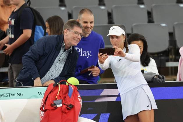 GER, Hamburg, xFSx, ATP250 Frauen-Tennistunier , MSC Hamburg Ladies Open 2025 , Achtelfinale ,17.07.2025 v.l. Viktoriya Tomova (BUL) macht selfies mit den Fans Copyright: HMBxMedia FernandoxSoares