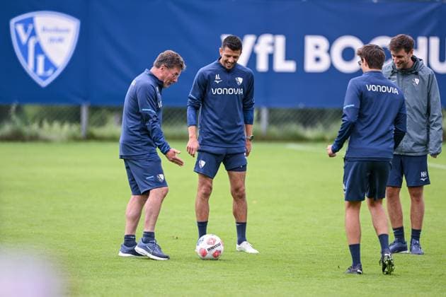 17.07.2025, Fussball, Saison 2025 2026, 2. Bundesliga, Vorbereitung, Sommertrainingslager des VfL Bochum in Scheffau am Wilden Kaiser, Das Trainerteam kickt eine Runde für sich. Trainer Dieter Hecking (VfL Bochum 1848) (l) kickt mit. Co-Trainer Anthony Losilla (VfL Bochum 1848) xRHR-FOTO YYx