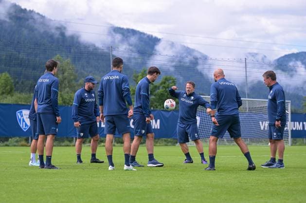 17.07.2025, Fussball, Saison 2025 2026, 2. Bundesliga, Vorbereitung, Sommertrainingslager des VfL Bochum in Scheffau am Wilden Kaiser, Das Trainerteam kickt eine Runde für sich. Trainer Dieter Hecking (VfL Bochum 1848) kickt mit. xRHR-FOTO YYx
