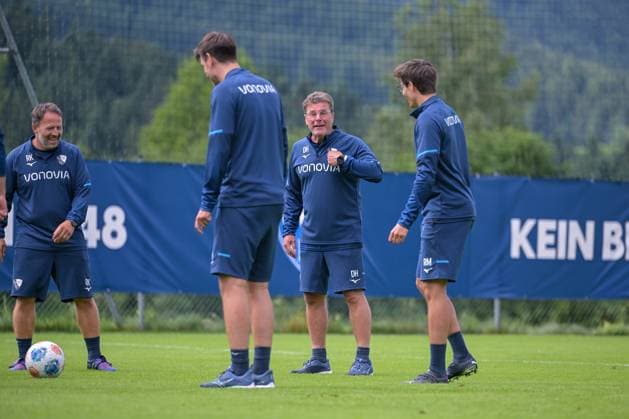 17.07.2025, Fussball, Saison 2025 2026, 2. Bundesliga, Vorbereitung, Sommertrainingslager des VfL Bochum in Scheffau am Wilden Kaiser, Das Trainerteam kickt eine Runde für sich. Trainer Dieter Hecking (VfL Bochum 1848) kickt mit. xRHR-FOTO YYx