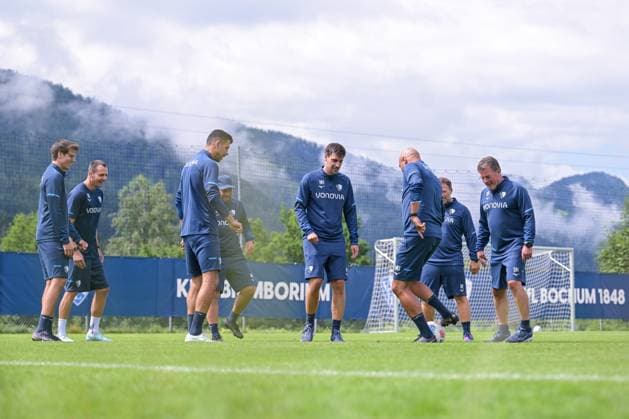 17.07.2025, Fussball, Saison 2025 2026, 2. Bundesliga, Vorbereitung, Sommertrainingslager des VfL Bochum in Scheffau am Wilden Kaiser, Das Trainerteam kickt eine Runde für sich. Trainer Dieter Hecking (VfL Bochum 1848) kickt mit. xRHR-FOTO YYx