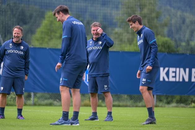 17.07.2025, Fussball, Saison 2025 2026, 2. Bundesliga, Vorbereitung, Sommertrainingslager des VfL Bochum in Scheffau am Wilden Kaiser, Das Trainerteam kickt eine Runde für sich. Trainer Dieter Hecking (VfL Bochum 1848) kickt mit. xRHR-FOTO YYx