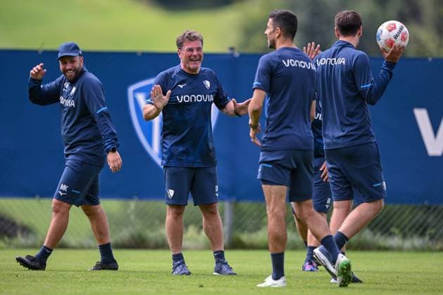 17.07.2025, Fussball, Saison 2025 2026, 2. Bundesliga, Vorbereitung, Sommertrainingslager des VfL Bochum in Scheffau am Wilden Kaiser, Das Trainerteam kickt eine Runde für sich. Trainer Dieter Hecking (VfL Bochum 1848) kickt mit. xRHR-FOTO YYx
