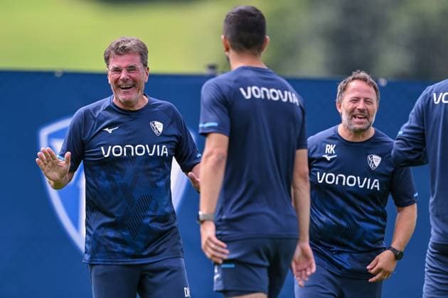 17.07.2025, Fussball, Saison 2025 2026, 2. Bundesliga, Vorbereitung, Sommertrainingslager des VfL Bochum in Scheffau am Wilden Kaiser, Das Trainerteam kickt eine Runde für sich. Trainer Dieter Hecking (VfL Bochum 1848) kickt mit. xRHR-FOTO YYx