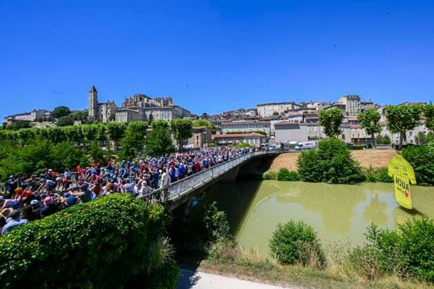 Tour de France 2025 Stage 12 HAUTACAM, FRANCE - JULY 17 : £Illustration picture of the start of the race during stage 12 of the 112th edition of Tour de France an UCI World Tour 2.UWT cycling road race stage for Men Elite of 181 km with start in Auch and finish in Hautacam on July 17, 2025 in Hautacam, France, 17 07 2025 ( Motordriver Kenny Verfaillie - Hautacam France  Copyright: xVincentxKalutx