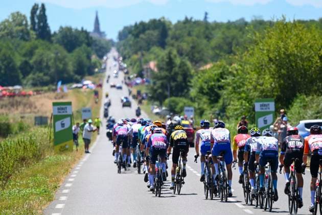 Tour de France 2025 Stage 12 HAUTACAM, FRANCE - JULY 17 : Illustration picture of the peloton during stage 12 of the 112th edition of Tour de France an UCI World Tour 2.UWT cycling road race stage for Men Elite of 181 km with start in Auch and finish in Hautacam on July 17, 2025 in Hautacam, France, 17 07 2025 ( Motordriver Kenny Verfaillie - Hautacam France  Copyright: xVincentxKalutx
