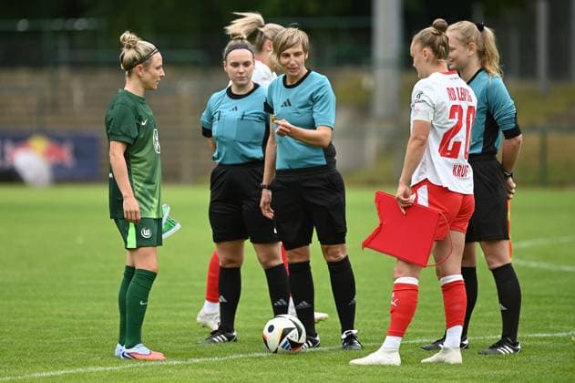 Fußball l Frauen l Saison 2025-2026 l Testspiel l RB Leipzig - VfL Wolfsburg l 17.07.2025 Svenja Huth (10, VfL Wolfsburg) (links) und Victoria Krug (20, Rasenballsport Leipzig) beim Münzwurf durch Schiedsrichterin Christine Weigelt Markranstädt Rasenplatz, Am Stadtbad 30 Sachsen Deutschland Copyright: xLobeca InesxHähnelx
