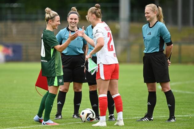 Fußball l Frauen l Saison 2025-2026 l Testspiel l RB Leipzig - VfL Wolfsburg l 17.07.2025 Die Kapitäninnen Svenja Huth (10, VfL Wolfsburg) und Victoria Krug (20, Rasenballsport Leipzig) klatschen sich nach der Seitenwahl mit einem Lächeln ab Markranstädt Rasenplatz, Am Stadtbad 30 Sachsen Deutschland Copyright: xLobeca InesxHähnelx