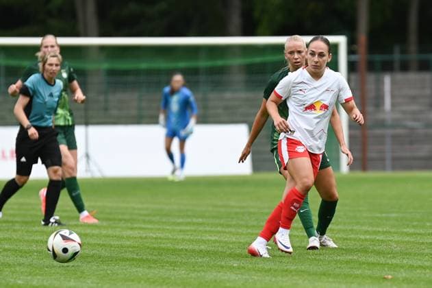 Fußball l Frauen l Saison 2025-2026 l Testspiel l RB Leipzig - VfL Wolfsburg l 17.07.2025 Gina Chmielinski (10, Rasenballsport Leipzig) spielt den Ball Freisteller, Nahaufnahme, Porträt, Portrait, Einzelfoto, Einzelbild, Körper Markranstädt Rasenplatz, Am Stadtbad 30 Sachsen Deutschland Copyright: xLobeca InesxHähnelx