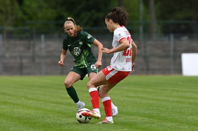 Fußball l Frauen l Saison 2025-2026 l Testspiel l RB Leipzig - VfL Wolfsburg l 17.07.2025 Zweikampf Vivien Endemann (25, VfL Wolfsburg) stellt sich Diana Nemeth (25, Rasenballsport Leipzig) in den Weg Markranstädt Rasenplatz, Am Stadtbad 30 Sachsen Deutschland Copyright: xLobeca InesxHähnelx