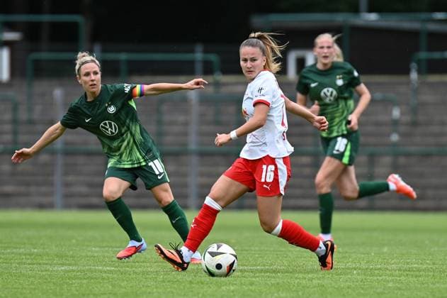 Fußball l Frauen l Saison 2025-2026 l Testspiel l RB Leipzig - VfL Wolfsburg l 17.07.2025 Annabel Schasching (16, Rasenballsport Leipzig) spielt den Ball Freisteller, Nahaufnahme, Porträt, Portrait, Einzelfoto, Einzelbild, Körper Markranstädt Rasenplatz, Am Stadtbad 30 Sachsen Deutschland Copyright: xLobeca InesxHähnelx