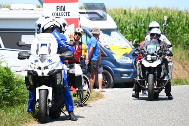 Tour de France 2025 Stage 12 HAUTACAM, FRANCE - JULY 17 : Coquard Bryan (FRA) of Cofidis stopped with medical motorbike during stage 12 of the 112th edition of Tour de France an UCI World Tour 2.UWT cycling road race stage for Men Elite of 181 km with start in Auch and finish in Hautacam on July 17, 2025 in Hautacam, France, 17 07 2025 ( Motordriver Kenny Verfaillie - Hautacam France  Copyright: xVincentxKalutx