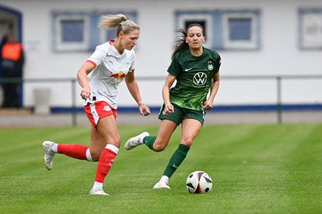 Fußball l Frauen l Saison 2025-2026 l Testspiel l RB Leipzig - VfL Wolfsburg l 17.07.2025 Zweikampf Marleen Schimmer (14, Rasenballsport Leipzig) (links) und Maria-Joelle Wedemeyer (24, VfL Wolfsburg) Markranstädt Rasenplatz, Am Stadtbad 30 Sachsen Deutschland Copyright: xLobeca InesxHähnelx