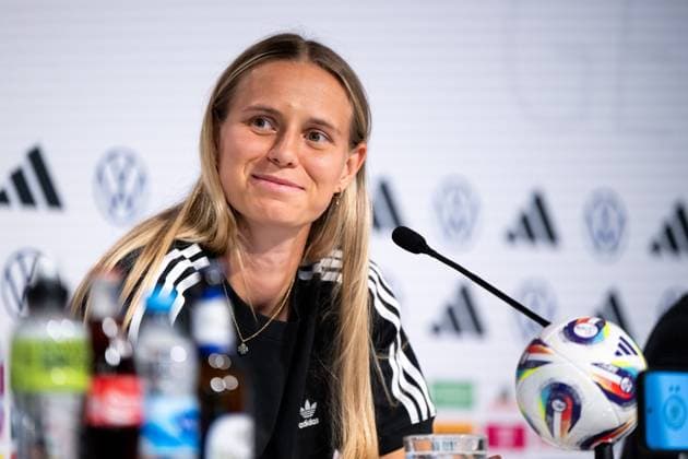 Klara Buehl (Deutschland, 19) bei der Pressekonferenz, SUI, DFB Pressekonferenz, Fussball Frauen Nationalmannschaft Deutschland, UEFA Womens Euro 2025, Spielzeit 2024 2025, 17.07.2025 SUI, DFB Pressekonferenz, Fussball Frauen Nationalmannschaft Deutschland, UEFA Womens Euro 2025, Spielzeit 2024 2025, 17.07.2025 Zuerich *** Klara Buehl Germany, 19 at the press conference, SUI, DFB Press Conference, Football Womens National Team Germany, UEFA Womens Euro 2025, Season 2024 2025, 17 07 2025 SUI, DFB Press Conference, Football Womens National Team Germany, UEFA Womens Euro 2025, Season 2024 2025, 17 07 2025 Zurich Copyright: xEibner-Pressefoto Memmlerx EP_MMR