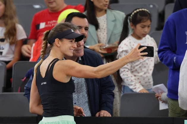 GER, Hamburg, xFSx, ATP250 Frauen-Tennistunier , MSC Hamburg Ladies Open 2025 , Achtelfinale ,17.07.2025 v.l. Anna Bondar (HUN) macht selfies mit den Fans Copyright: HMBxMedia FernandoxSoares
