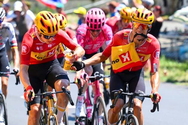 Tour de France 2025 Stage 12 HAUTACAM, FRANCE - JULY 17 : Riders of Uno-X Mobility trading drink bottles during stage 12 of the 112th edition of Tour de France an UCI World Tour 2.UWT cycling road race stage for Men Elite of 181 km with start in Auch and finish in Hautacam on July 17, 2025 in Hautacam, France, 17 07 2025 ( Motordriver Kenny Verfaillie - Hautacam France  Copyright: xVincentxKalutx