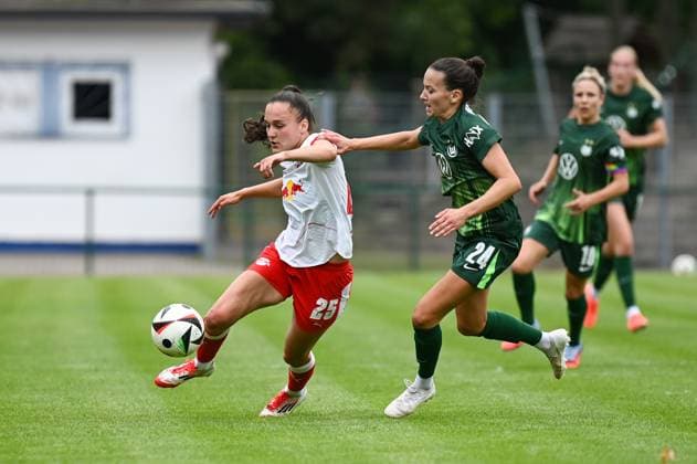 Fußball l Frauen l Saison 2025-2026 l Testspiel l RB Leipzig - VfL Wolfsburg l 17.07.2025 Zweikampf Diana Nemeth (25, Rasenballsport Leipzig) verteidigt den Ball gegen Maria-Joelle Wedemeyer (24, VfL Wolfsburg) Markranstädt Rasenplatz, Am Stadtbad 30 Sachsen Deutschland Copyright: xLobeca InesxHähnelx