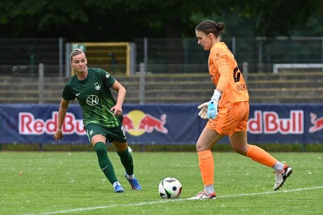 Fußball l Frauen l Saison 2025-2026 l Testspiel l RB Leipzig - VfL Wolfsburg l 17.07.2025 Spielszene Alexandra Popp (11, VfL Wolfsburg) läuft Torhüterin Lina von Schrader (28, Rasenballsport Leipzig) an, die den Ball anspielen soll Markranstädt Rasenplatz, Am Stadtbad 30 Sachsen Deutschland Copyright: xLobeca InesxHähnelx