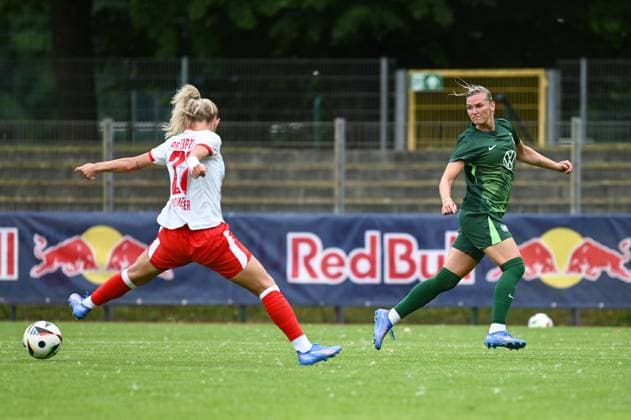 Fußball l Frauen l Saison 2025-2026 l Testspiel l RB Leipzig - VfL Wolfsburg l 17.07.2025 Spielszene Julia Landenberger (21, Rasenballsport Leipzig) macht einen großen Ausfallschritt, um den Pass von Alexandra Popp (11, VfL Wolfsburg) abzufangen Markranstädt Rasenplatz, Am Stadtbad 30 Sachsen Deutschland Copyright: xLobeca InesxHähnelx