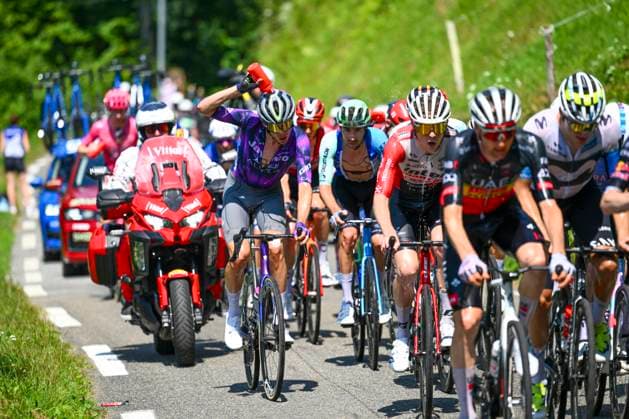 Tour de France 2025 Stage 12 HAUTACAM, FRANCE - JULY 17 : O Connor Ben (AUS) of Team Jayco AlUla cooling off with water during stage 12 of the 112th edition of Tour de France an UCI World Tour 2.UWT cycling road race stage for Men Elite of 181 km with start in Auch and finish in Hautacam on July 17, 2025 in Hautacam, France, 17 07 2025 ( Motordriver Kenny Verfaillie - Hautacam France  Copyright: xVincentxKalutx