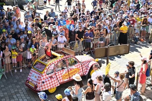 TOUR DE FRANCE 2025 SEBASTIEN LAPEYRERE MAXPPP ; AUCH ; 17 07 2025 ; DEPART DE LA 12 EME ETAPE DU TOUR DE FRANCE 2025 AU DEPART D AUCH POUR RELIER HAUTACAM DISTRIBUTION DE GODIES DE LA CARAVANE PUBLICITAIRE SUR LA LIGNE DE DEPART- cochonou French cycling race Tour de France 2024 takes place in july 2025 AUCH GERS France  Copyright: xMAXPPPxSEBASTIENxLAPEYREREx MXP202507176835 MXP202507176832