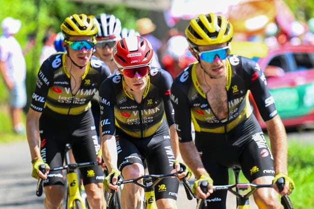 Tour de France 2025 Stage 12 HAUTACAM, FRANCE - JULY 17 : Vingegaard Jonas (DEN) of Team Visma - Lease a Bike, Yates Simon (GBR) of Team Visma - Lease a Bike in action during stage 12 of the 112th edition of Tour de France an UCI World Tour 2.UWT cycling road race stage for Men Elite of 181 km with start in Auch and finish in Hautacam on July 17, 2025 in Hautacam, France, 17 07 2025 ( Motordriver Kenny Verfaillie - Hautacam France  Copyright: xVincentxKalutx