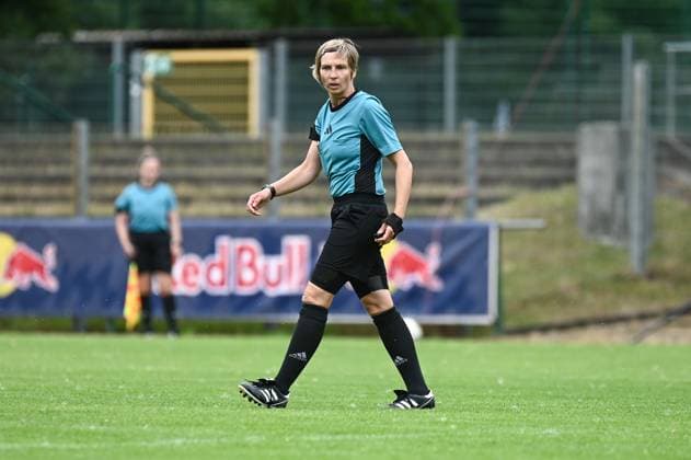 Fußball l Frauen l Saison 2025-2026 l Testspiel l RB Leipzig - VfL Wolfsburg l 17.07.2025 Schiedsrichterin Christine Weigelt leitete das Testspiel Freisteller, Nahaufnahme, Porträt, Portrait, Einzelfoto, Einzelbild, Körper Markranstädt Rasenplatz, Am Stadtbad 30 Sachsen Deutschland Copyright: xLobeca InesxHähnelx