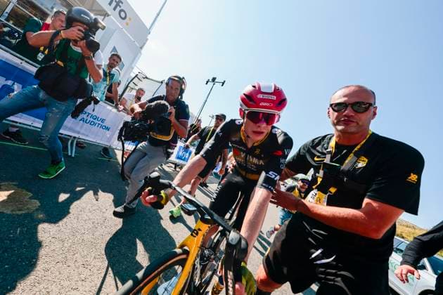 Tour de France 2025 Stage 12 HAUTACAM, FRANCE - JULY 17 : Vingegaard Jonas (DEN) of Team Visma - Lease a Bike after the race during stage 12 of the 112th edition of Tour de France an UCI World Tour 2.UWT cycling road race stage for Men Elite of 181 km with start in Auch and finish in Hautacam on July 17, 2025 in Hautacam, France, 17 07 2025 ( Motordriver Kenny Verfaillie - Hautacam France  Copyright: xLucaxBettinix
