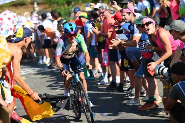 Tour de France 2025 Stage 12 HAUTACAM, FRANCE - JULY 17 : Rider of Astana Qazaqstan Team in action during stage 12 of the 112th edition of Tour de France an UCI World Tour 2.UWT cycling road race stage for Men Elite of 181 km with start in Auch and finish in Hautacam on July 17, 2025 in Hautacam, France, 17 07 2025 ( Motordriver Kenny Verfaillie - Hautacam France  Copyright: xVincentxKalutx